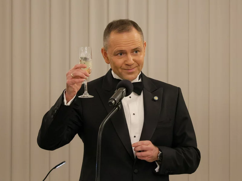 Bezprawnie prześwietliła finanse 100 osób. Urzędniczka wpadła dopiero na Nawrockim