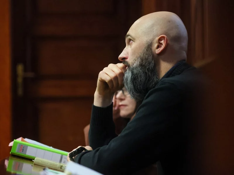 Agresywne okrzyki czasie rozprawy ks. Olszewskiego. „Raz sierpem, raz młotem!”