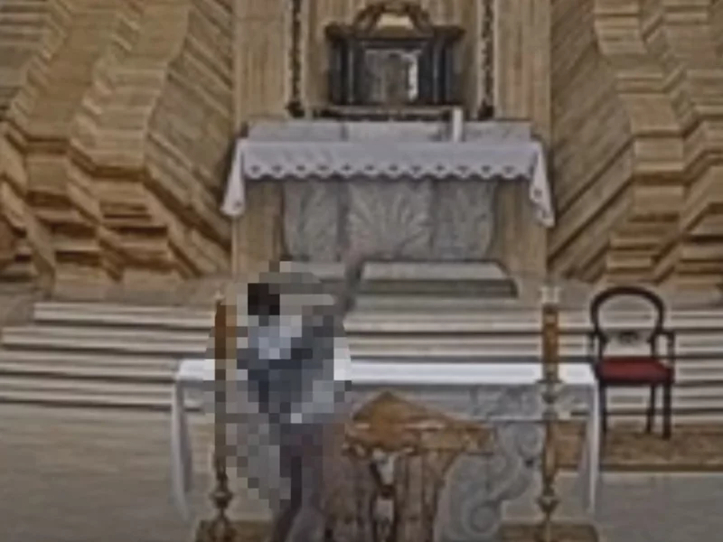 Profanacja w białostockim kościele. Pluł na ołtarz, rzucił krzyżem