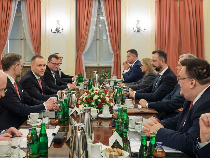 Iskrzy między Nawrockim a służbami. „Żuł snusa i śmiał się nam w twarz”