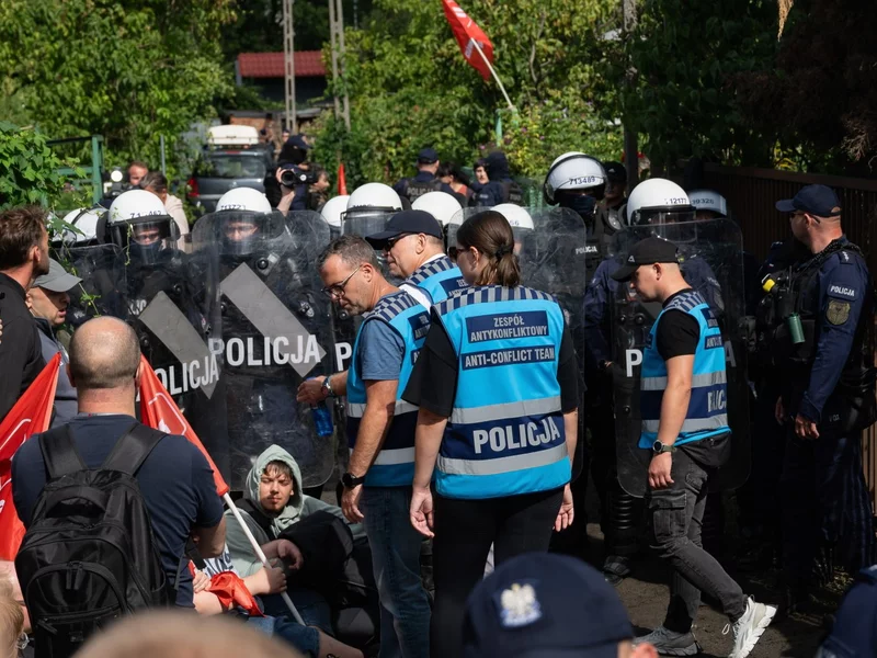 Najgłośniejsza eksmisja w kraju. Tłum wdał się w przepychanki z policją