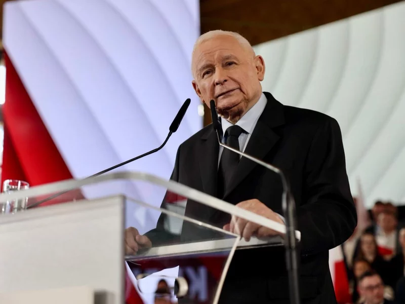 PiS notuje wzrost poparcia, ale paradoksalnie tkwi w miejscu. Kaczyński wciąż ma ten sam problem