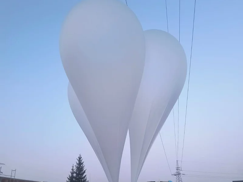 Balony z dużymi paczkami wylądowały w Białymstoku. „Na miejscu pracują policjanci”