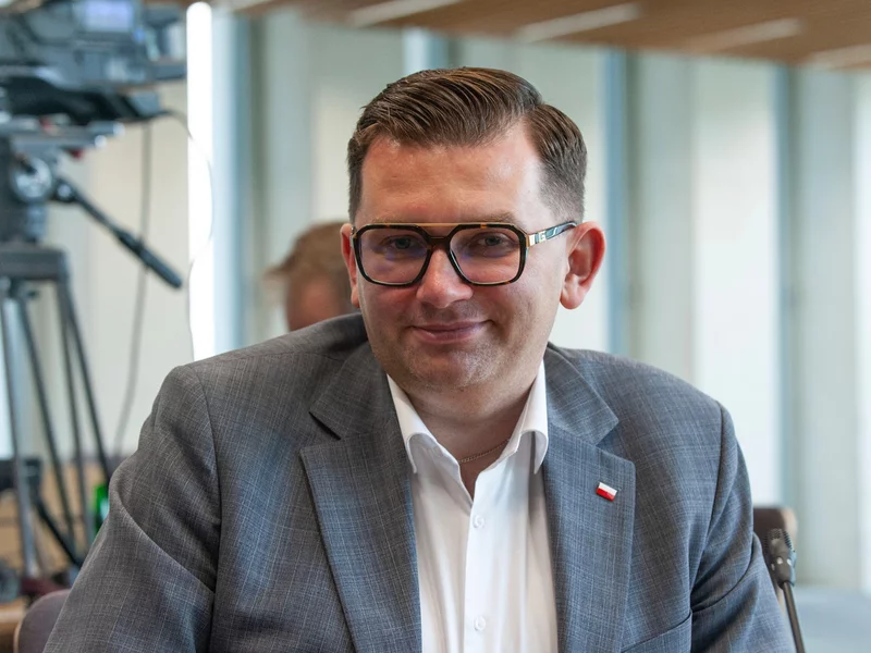 Posłowie nie oszczędzali na krajowych przelotach. „Cały hejt wylał się na mnie”