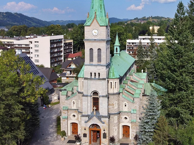 Karuzela i strzelnica przy kościele. W nieoczywisty spór włączył się kardynał Ryś