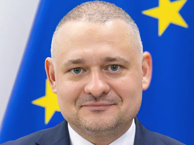 Łapówka, wycieczka, luksusowy samochód. Ujawniono nowe informacje o problemach posła Króla
