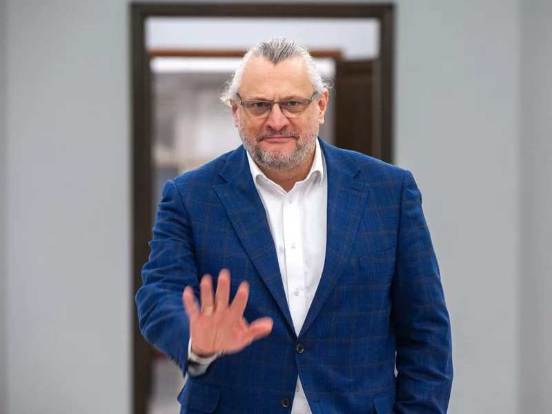 Senator wyleciał z KO za zabieg syna. Szpital zapłacił karę, chce odzyskać pieniądze od lekarzy