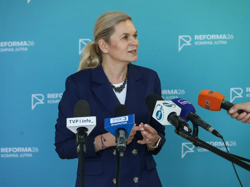 Wrze po decyzji MEN, politycy reagują. „Wyjście awaryjne”