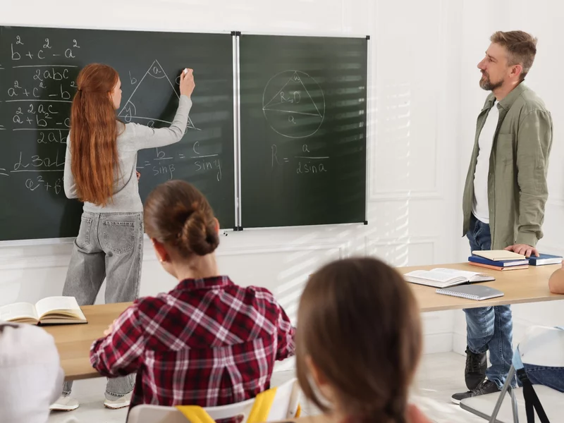 Nauczyciele liczyli na stały dodatek. MEN rozwiewa wątpliwości