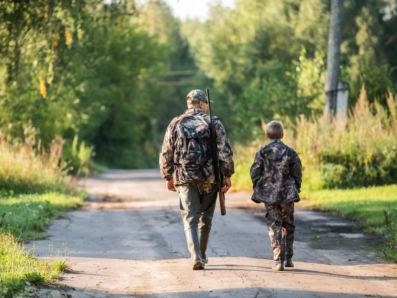 Polowanie z dzieckiem u boku. Konfederacja składa projekt, eksperci biją na alarm