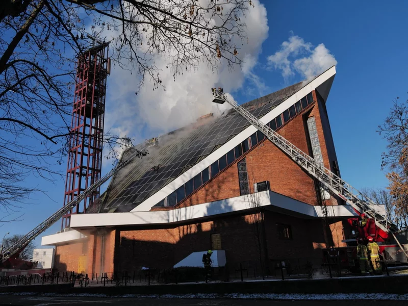 Kościół w Lublinie płonął przez całe przedpołudnie. Czy uda się uratować ołtarz?