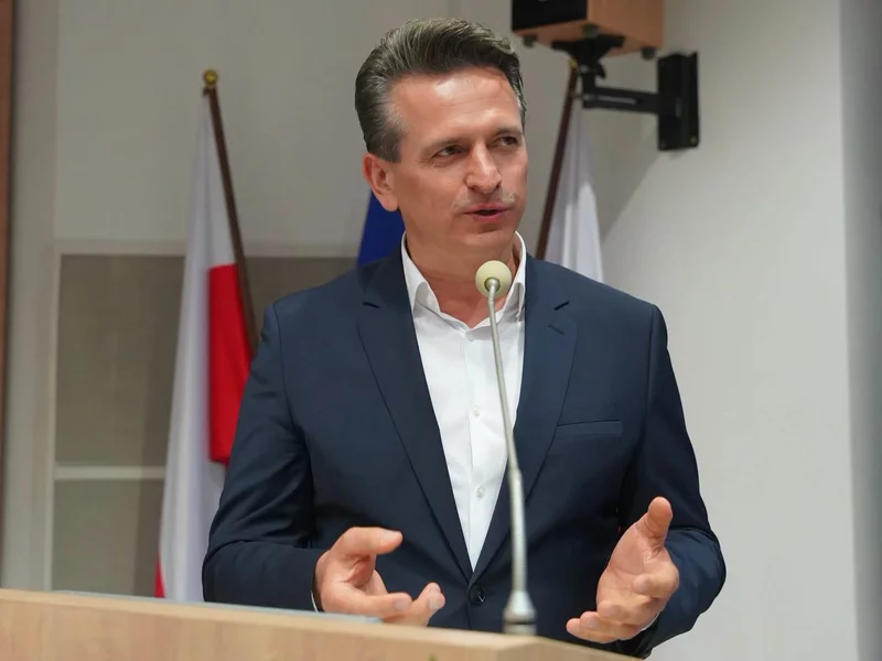 Poseł jechał na rowerze, policjanci wyczuli od niego woń alkoholu. Świętował urodziny?