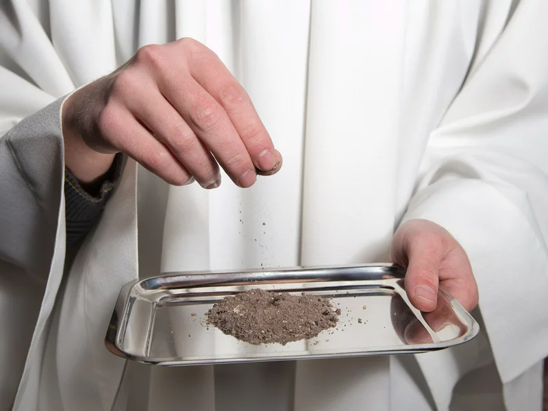 Środa Popielcowa 2026. Czy trzeba iść do kościoła? Kogo obowiązuje post?