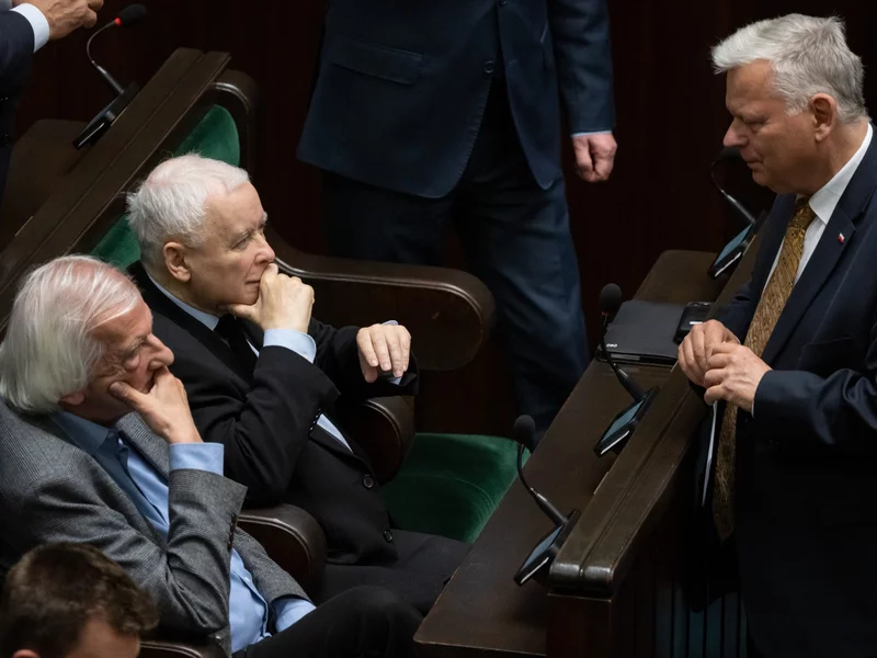 Wojna na stowarzyszenia w PiS. „To koniec ery zakonników prezesa”