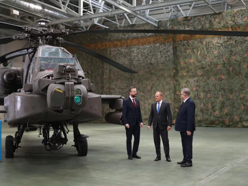 Apache z USA trafią do Polski. Donald Tusk wbił szpilę Węgrom