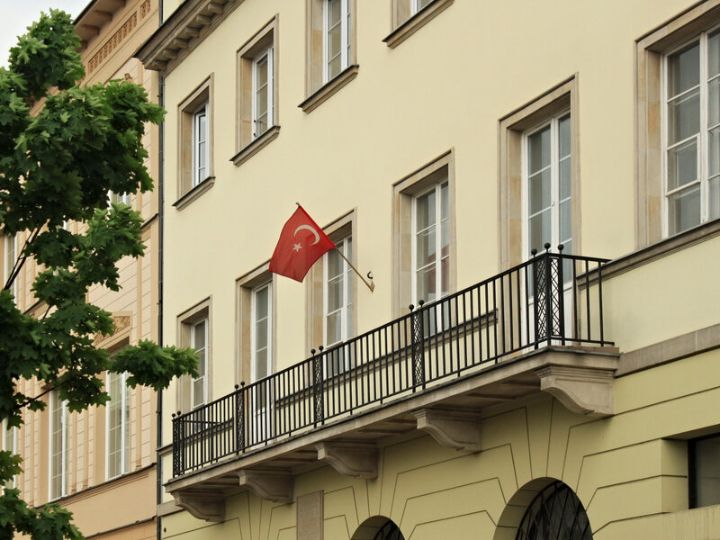 Budynek ambasady Turcji w Polsce zdewastowany. „Morduje kobiety”