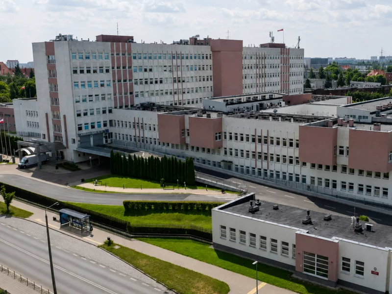 Milionowe zaległości, pacjentów mieli wnosić żołnierze. MON potwierdza problemy szpitala