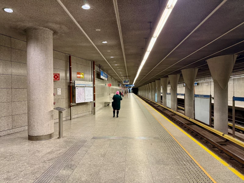 Służby działały w godzinach szczytu w rejonie stacji metra. Znane szczegóły