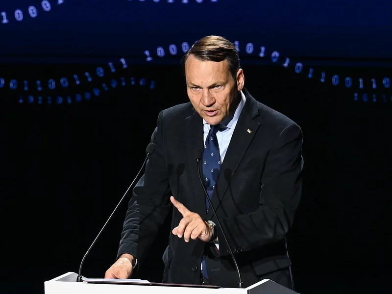 Nawrocki w trudnym położeniu. Sikorski zadał mu kłopotliwe pytanie