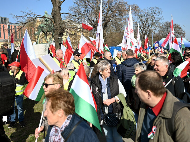 Polskie flagi na ulicach Budapesztu. Tusk zamieścił węgierskie przysłowie