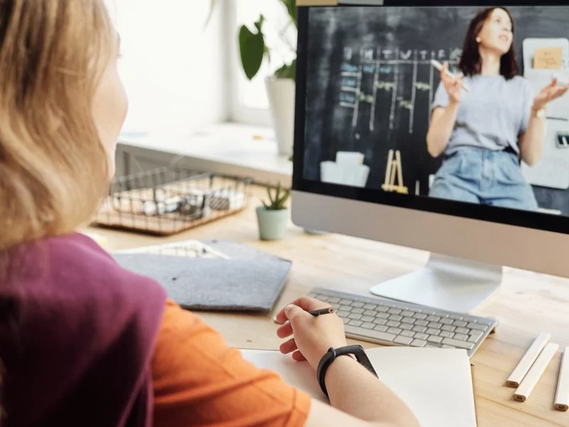 Będzie zakaz egzaminów online? „MEN walczy z objawem, nie z chorobą”