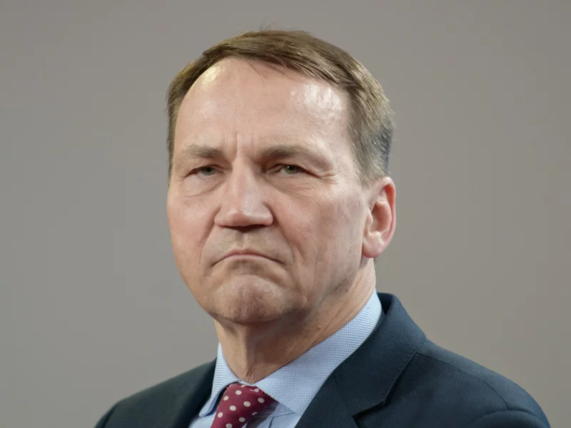 Sikorski ostro w rocznicę prezydentury Nawrockiego. „Wara od rządzenia Polską”