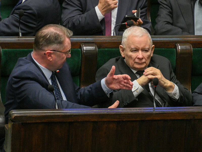 Poważna przesiadka w poselskich ławach. Kaczyński zmienił sąsiada po dekadzie