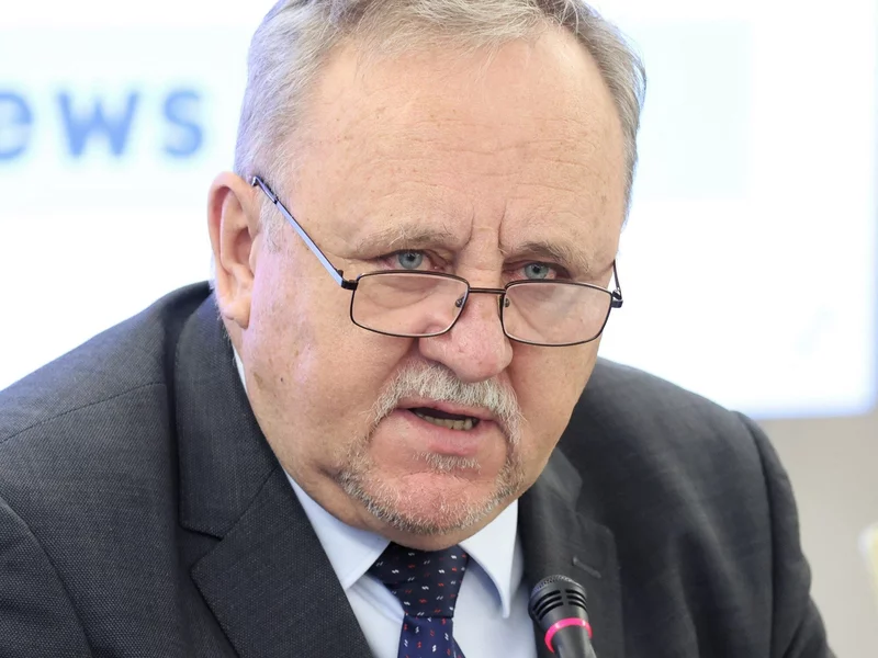 PiS krytykuje program SAFE. Gen. Pacek: Żal ściska moje serce