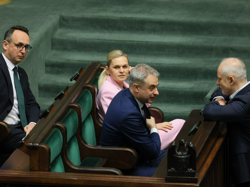 MEN wykonało zwrot, Polacy wystawili Nowackiej laurkę. Sondaż dla „Wprost”