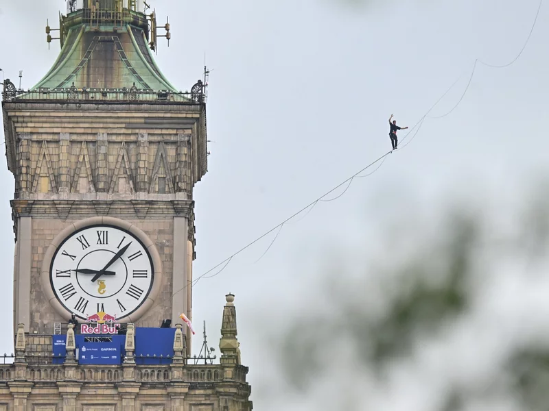 Warszawa na chwilę wstrzymała oddech. Przeszedł po linie między PKiN a Varso Tower