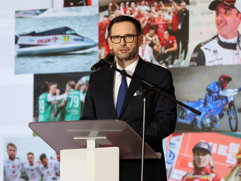 Obajtek zapytany o ucieczkę za granicę. Ma już propozycje